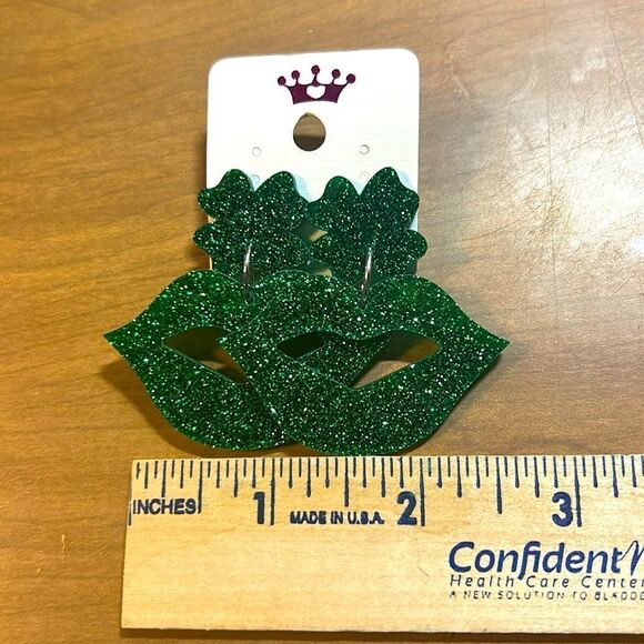 Jewelry - Glitter lips pattys day earrings